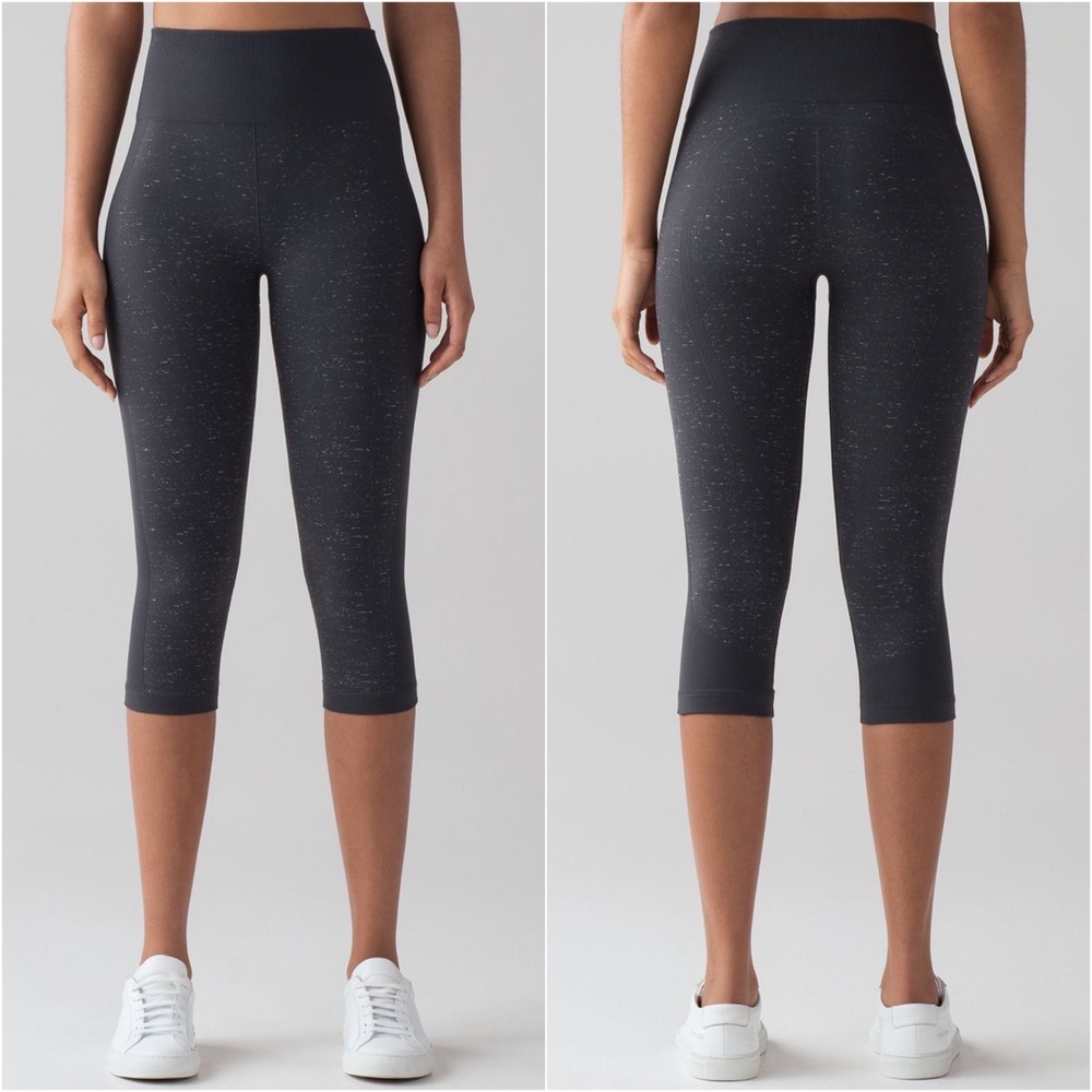 Lululemon Free To Flow Crop Leggings in Blue Tied / White